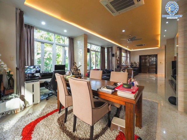 *****บ้านเดี่ยวมือสองย่านกรุงเทพฯ ม.เอ็นริช พาร์ค กาญจนาภิเษก หลังมุม เนื้อที่กว้างเกือบ 263 ตร.ว. ฟังก์ชัน 3 ห้องนอน 4 ห้องน้ำ ที่จอดรถ 4 คัน บ้านหลังใหญ่ ตกแต่งพร้อมอยู่ พื้นที่รอบบ้านกว้างขวาง โครงการอยู่ติดถนนกาญจนาภิเษก เดินทางสะดวกด้วยรถไฟฟฟ้าสายสีน้ำเงิน "สถานีหลักสอง" จองเลย!